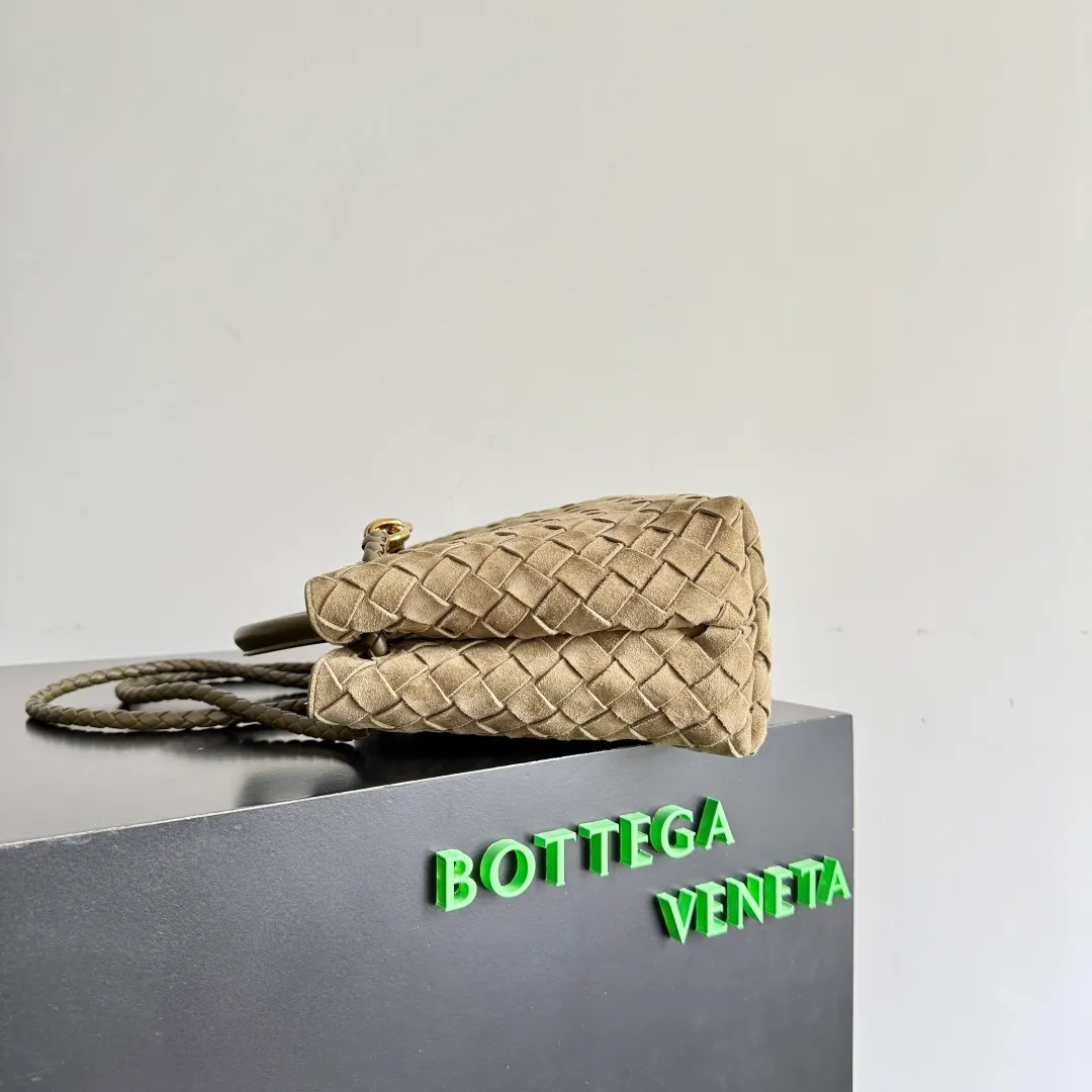 The 2023 new Andiamo batch of 1960 BV has been shipped‼ ️Really popular🔥The new Andiamo woven handbag launched by Bottega Veneta this season is really popular all over the world! ! Celebrities at home and abroad have worn it, and Oscar-winning actress Michelle Yeoh has taken it out on the street. Song Jia, Trai Yara, Yu Feihong, Sanji Ayaka, Rosie Hunting-Whiteley, Yoshioka Riho, etc. have all picked up this bag. It is classic and versatile, showing off its temperament, and the bag capacity is also large, which is very convenient for daily commuting! ! A variety of carrying methods, the shoulder straps can be adjusted by yourself, the original lambskin feels soft and delicate, and the neutral style is created to break gender boundaries and bring a more practical and longer-lasting use experience. Andiamo, which has both elegant and casual styles, perfectly interprets the true appearance of "fashionable old money style". Style number: 743568 (suede) Size: 25*22*10.5cm